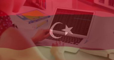 Ekranda Türk bayrağı animasyonuyla dizüstü bilgisayarda yazı yazan eller. Teknoloji, bilgisayar, dijital, internet, iş, iletişim