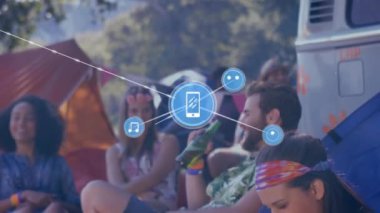 Açık havada dinlenen insanlar üzerinde müzik ve akıllı telefon bağlantısı animasyonu. Teknoloji, rahatlama, rahatlama, akış, kablosuz, gençlik kültürü.
