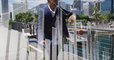 İş adamı, şehrin arka planında finansal veri işleme animasyonuyla saati kontrol ediyor. kontrol zamanı, teknoloji, finans, analiz, kentsel, modern