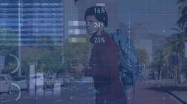 Şehir caddesinde sırt çantasıyla yürüyen birinin veri analizi animasyonu. Teknoloji, kentsel, geleceksel, dijital, şehir manzarası, bağlantı