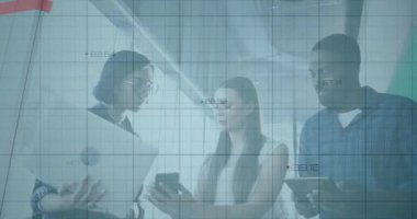 Finansal veriler ve elektronik cihazlar kullanan farklı insanlar üzerinde azalan grafik animasyonu. Finans, teknoloji, iş, analiz, istatistik, akıllı telefon