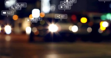Bulanık şehir caddesinde araba farlarıyla sosyal medya animasyonları. şehir, trafik, iletişim, teknoloji, dijital, arayüz kavramı