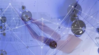 Tablet kullanan kişi üzerinde bağlantı ve veri işleme animasyonu ağı. Teknoloji, dijital, iletişim, bağlantı, yenilik