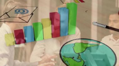 İş stratejisi simgeleri ve çizelgeleri ofiste tartışan insanlar üzerine. takım çalışması, toplantı, işbirliği, planlama, teknoloji, yenilik