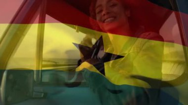 Arabanın camından barış işareti gösteren gülümseyen kişi üzerinde Gana bayrağı animasyonu. Vatanseverlik, kutlama, sevinç, milliyet, seyahat, araç