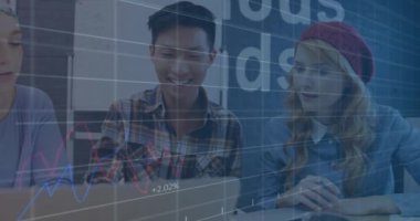 Dizüstü bilgisayarlarda çalışan farklı insanlar üzerinde finansal veriler ve borsa animasyonu. Finans, takım çalışması, teknoloji, çeşitlilik, analiz, işbirliği