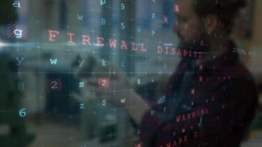 Akıllı telefon kullanan kişi üzerinde uyarı ve kötü amaçlı yazılım tespit animasyonu. Siber güvenlik, alarm, hackleme, koruma, virüs, veri