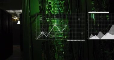 Veri, yeşil ışık ve kablolarla sunucu odasının animasyon çizelgelerini çıkarıyor. Teknoloji, siber güvenlik, ağ oluşturma, dijital, iletişim, bilgi kavramı