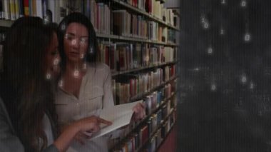 Kütüphanede kitap okumak, ikili kod animasyonu olan insanlar. Teknoloji, dijital, eğitim, öğrenme, yenilik, veri