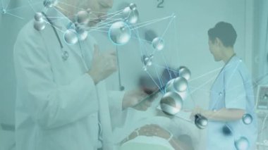 Hastane sahnesinde moleküler yapı animasyonu olan akıllı telefon kullanarak. Sağlık, bilim adamı, biyoteknoloji, yenilik, laboratuvar, dijital