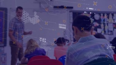 Sınıftaki öğrenciler ve öğretmenler üzerinde dijital ağ ve veri işleme animasyonu. Eğitim, teknoloji, bağlantı