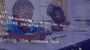 Sınıfta dijital veri işleme animasyonuyla yazan çocuklar. Eğitim, teknoloji, öğrenme, öğrenciler, öğrenim, modern