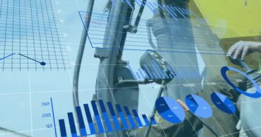 Mali veri tabloları ve grafik animasyonları inşaat işçilerinin çalışma makineleri üzerinde. Finans, işletme, kaplama, teknoloji, endüstri, analiz