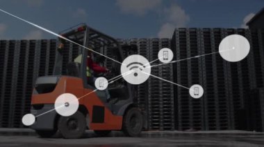 Endüstriyel depoda çalışan forklift üzerinde ağ bağlantısı simgeleri. Lojistik, teknoloji, ulaşım, otomasyon, tedarik zinciri, dağıtım