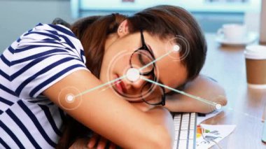 Üzerinde ağ bağlantıları olan masa başında uyuyan bir kadın. Teknoloji, dijital, tükenmişlik, internet, fütürist, bağlantı