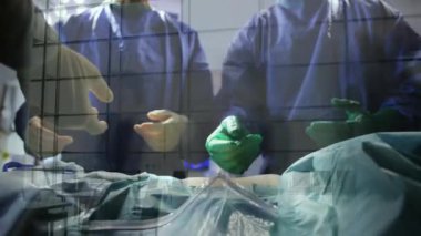 Tıbbi ekip ızgara animasyonunda ameliyat yapıyor. Sağlık, doktorlar, ameliyat, hastane, teknoloji, dijital