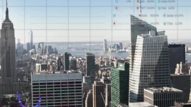 Finansal veriler ve New York şehrinin ufuk çizgisi üzerinde borsa animasyonu. Finans, işletme, ekonomi, analitik, büyüme, yatırım