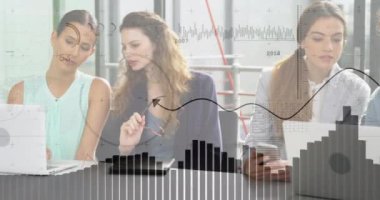 Ofisteki iş adamlarının finansal veri animasyonlarını analiz ediyorum. finans, analitik, takım çalışması, teknoloji, strateji, işbirliği