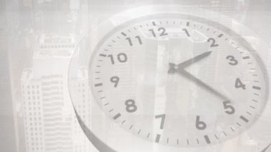 Saat 7: 00 animasyonunu şehir planında gösteriyor. Zaman, şehir, sabah, akşam, ufuk çizgisi, dijital konsept