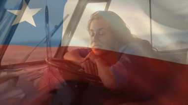 Şili bayrağının animasyonu, araçta oturan kişinin başıyla el ele tutuşması. Vatanseverlik, ulaşım, seyahat, tefekkür, yalnızlık, milliyet