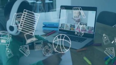 Bilgisayarda online sınıfla çalışan çocuk, ekranda eğitim simgeleri animasyonu. E-öğrenme, dijital, teknoloji, sanal, öğrenci, animasyon