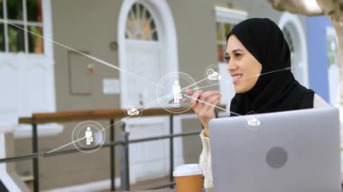 Akıllı telefon ve dizüstü bilgisayar kullanan, ağ bağlantıları ve iletişim animasyonu olan bir kadın. Teknoloji, çoklu görev, dijital, ağ, mobil, bağlantı