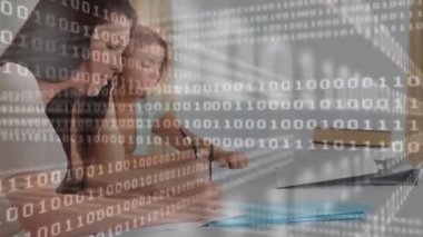 Sınıfta okuyan ve yazan kadınlar üzerine ikili kod animasyonu. Teknoloji, kodlama, eğitim, öğrenme, dijital, yazılım