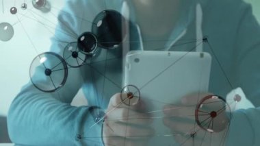 Ağ bağlantıları animasyonu, tablet tutan kişi ile etkileşim. Teknoloji, bağlantı, dijital, iletişim, ağ, etkileşim