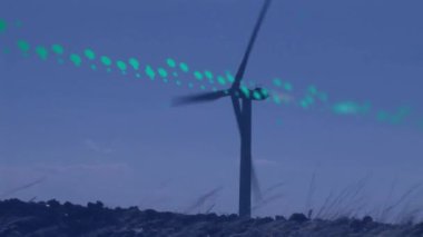 Arka planda yeşil enerji veri işleme animasyonu üzerinde dönen rüzgar türbini. Yenilenebilir, sürdürülebilirlik, elektrik, yenilik, teknoloji, çevre