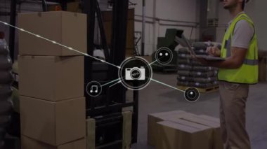 Tablet kullanarak, bağlı cihazları ve multimedya simgeleri animasyonları olan bir depo çalışanı. Lojistik, teknoloji, dijital, bağlantı, iletişim, tedarik zinciri