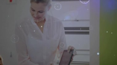 Tabletleri tutan insanlar, ağ bağlantıları üzerinden dijital cihazlarla etkileşime geçen insanlar. Teknoloji, bağlantı, iletişim, takım çalışması, yenilik, ağ