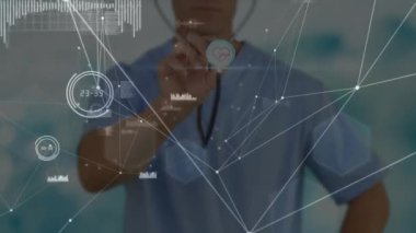 Doktor, gelecekteki arayüz üzerinden holografik tıbbi veri animasyonuyla etkileşime geçiyor. teknoloji, yenilik, sağlık hizmetleri