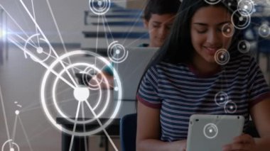 Sınıfta dijital ağ bağlantıları olan dizüstü bilgisayarlar kullanan öğrenciler. Teknoloji, eğitim, öğrenim