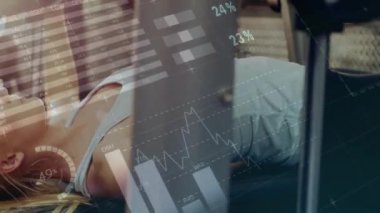 Spor salonunda egzersiz yapan bir kadın için spor verileri ve performans ölçümleri. egzersiz, egzersiz, teknoloji, izleme, sağlık