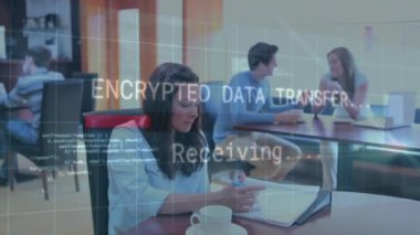 Ofiste çalışan ve tartışan insanların şifreli veri aktarımı animasyonu. İş, teknoloji, iletişim, işbirliği, takım çalışması, yenilik