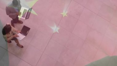 İş adamları Çin bayrağı animasyonunda dizüstü bilgisayarla ve belgelerle çalışıyor. Takım çalışması, işbirliği, toplantı, teknoloji, yenilik, beyin fırtınası