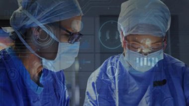 Cerrahlar ameliyathanede tıbbi teknoloji arayüz animasyonu kullanıyorlar. Sağlık, ameliyat, yenilik, doktorlar, takım çalışması, kısır