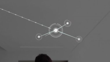 Tıbbi kayıtları, ağ bağlantıları olan doktorları ve veri işleme animasyonunu tartışıyorlar. Sağlık, teknoloji, dijital, profesyoneller, danışma