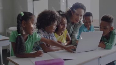 Dizüstü bilgisayar kullanarak çeşitli çocuklar ve yetişkinler üzerinde ikili kod animasyonu. Teknoloji, bilgisayar, dijital, aile, internet, kodlama