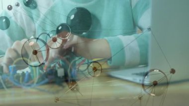 Bilgisayar kullanan kişi üzerinden ağ bağlantıları ve veri işleme animasyonu. Teknoloji, dijital, bağlantı, ağ, iletişim, bilgisayar