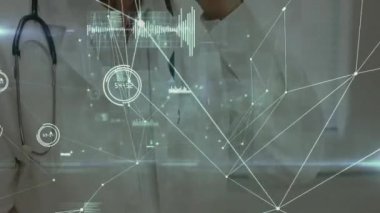 Doktor telefonda ağ bağlantıları ve veri işleme animasyonuyla konuşuyor. Teknoloji, iletişim, sağlık, dijital, yenilik, teletıp
