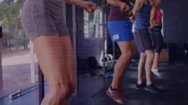 Spor salonunda egzersiz yapan, borsa veri animasyonu yapan insanlar. Fitness, teknoloji, egzersiz, analitik, egzersiz, finans