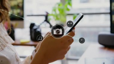 Animasyon bağlantılı medya simgeleriyle çevrili akıllı telefon kullanarak. Teknoloji, iletişim, sosyal medya, bağlantı, ağ, dijital