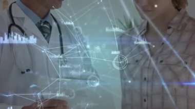 Doktorlar hasta verilerini, tıbbi ağ bağlantılarını tartışıyorlar. Sağlık, teknoloji, tartışma, işbirliği