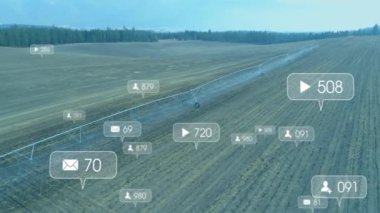 Sulama sistemiyle tarımsal alan üzerinde sosyal medya simgeleri oluşturuluyor. Teknoloji, yenilik, tarım, dijital