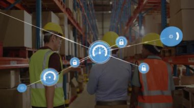 Depo çalışanları üzerinde bağlantılar ve güvenlik simgeleri. Lojistik, takım çalışması, teknoloji, bağlantı, siber güvenlik, altyapı