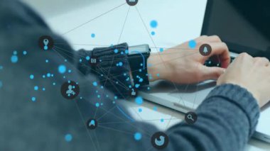 Bilgisayarda yazan kişi yerine siber güvenlik simgeleri ve veri koruma animasyonu. mahremiyet, şifreleme, teknoloji, güvenlik, güvenlik duvarı, dijital