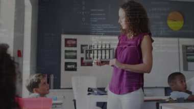 Öğrencilere konsepti açıklamak, okul sınıfında veri işleme animasyonu yapan öğretmen. Eğitim, öğretim, öğrenme, teknoloji