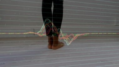 Çıplak ayakla yürüyen, grafik çizgilerinin ve veri noktalarının üzerinde yürüyen biri. Analizler, teknoloji, yenilik, büyüme, ilerleme, eğilimler