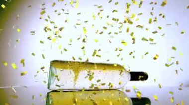 Beyaz arka planda beyaz şarap şişesinin üzerine düşen konfeti animasyonu. Parti ve kutlama konsepti, dijital olarak oluşturulmuş video.